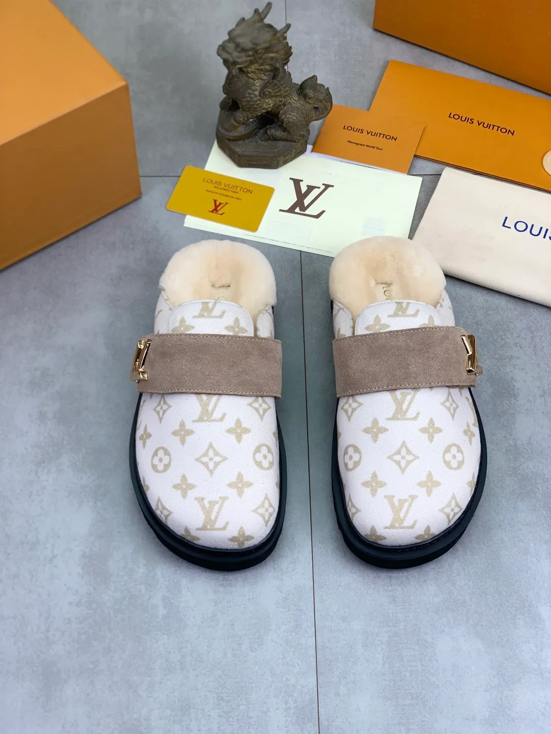 Men's Men's Shoes P480 New Couple Style LV Louis Vuitton L Family Donkey Brand Latest Easy Series Birkenstock Baotou Thick Sole Wool Slippers Sandals Original purchase, development and production This LV Easy sandal is made of suede cow leather, with Monogram pattern to highlight the trendy style. Adjustable straps with illuminated LV letters, flexible insoles and micro outsoles provide a light and comfortable experience. Exquisite packaging at the delivery counter 🛍📦 ▪️Fabric: Original custom imported first-layer cowhide ▪️Inner lining: Original customized warm wool lining ▪️Outsole: Original open-molded rubber foam material ▪️Sole thickness: 4CM ▪️Size: Men and women 35-45